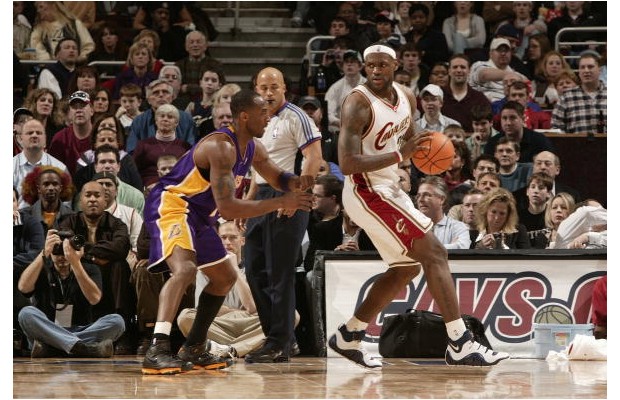 Kobe in Nike Zoom Kobe II Black/Maize guarding LeBron in LeBron IV "Home"