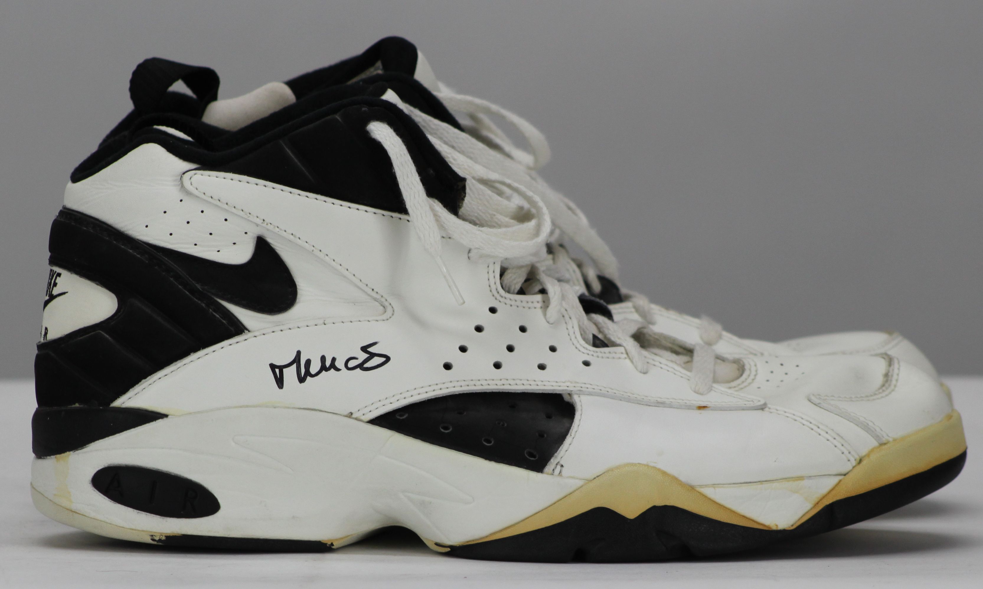 Luc Longley Game Worn Nike Air Maestro