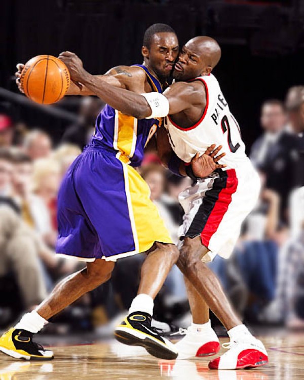 Kobe Bryant in Zoom Huarache 2K4 Black/Varsity Maize