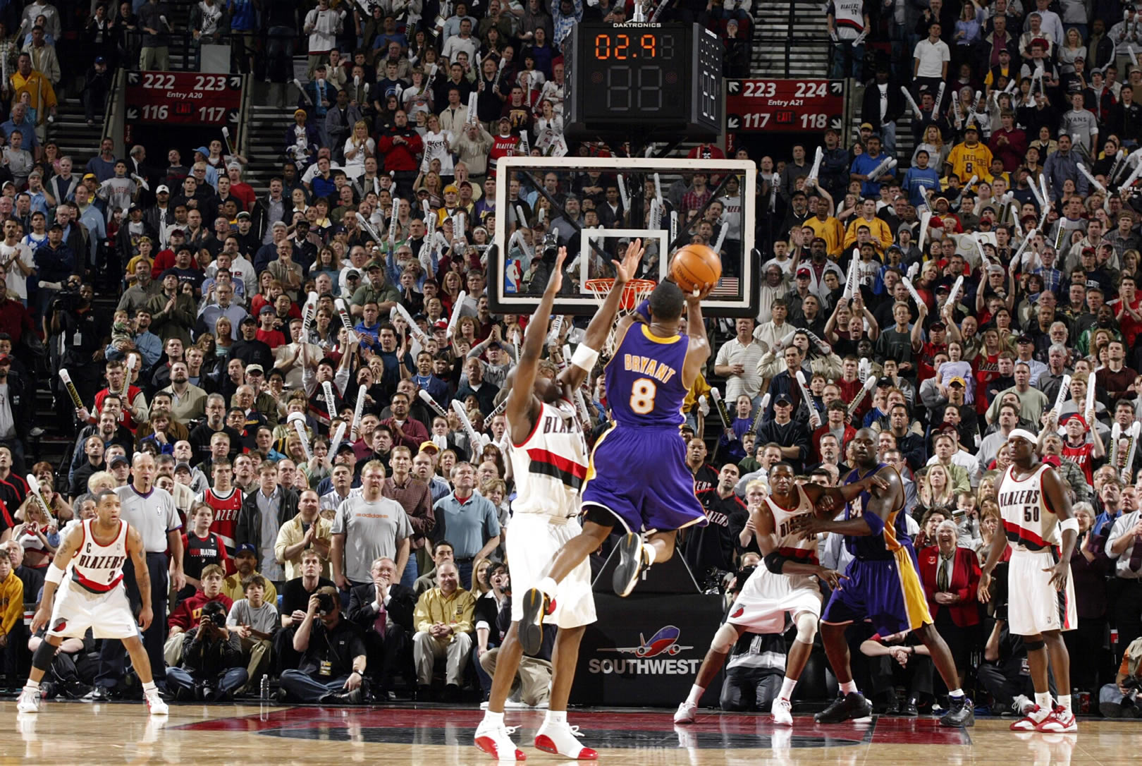 TISH: Kobe Bryant hits 2 Ridiculous Shots in the Zoom Huarache 2K4
