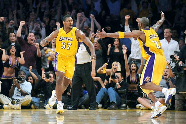 Ron Artest in PEAK Artest II, Kobe Bryant in Nike Kobe 5